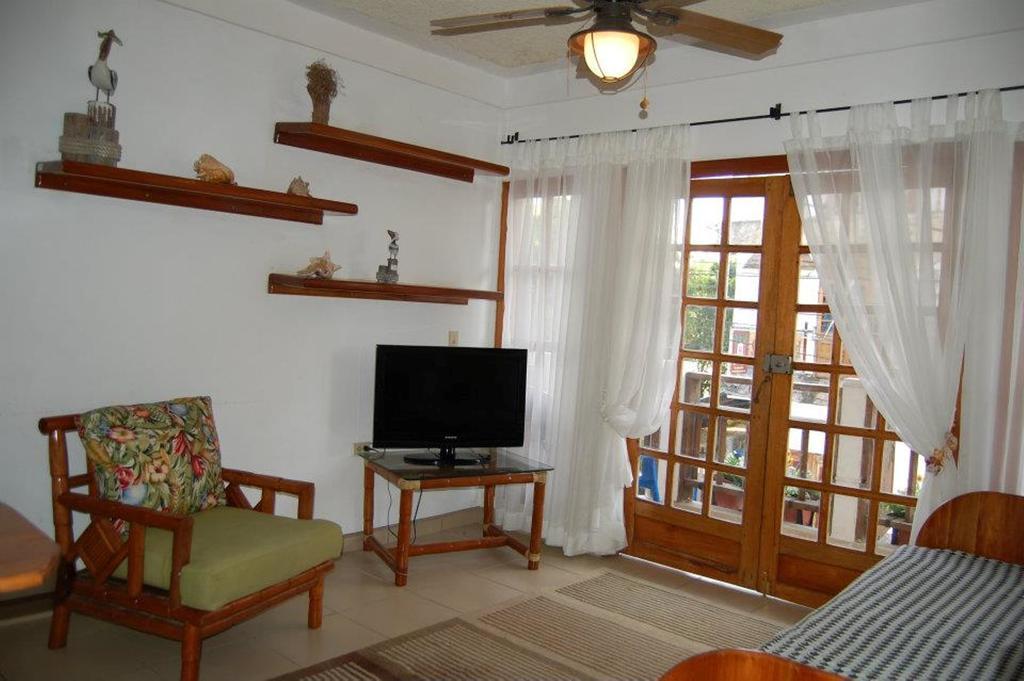 Hotel y Restaurante Cesar Mariscos Tela Habitación foto